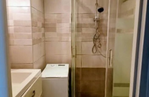 Papus Apartment | Apartment with balconies near park
