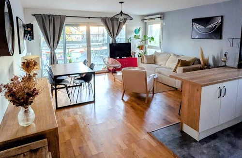 Ile de Nantes Palais des Congres Apartment | Apartment with balcony and parking near center