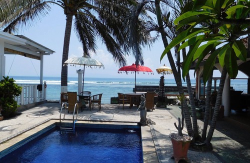 Candi Dasa Apartment | Apartment with beautiful garden 20 meters from beach with shared pool