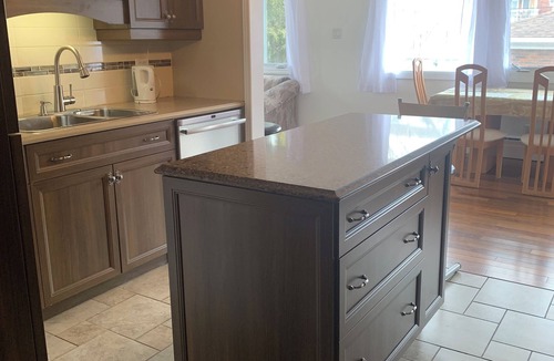 Saint Hyacinthe Apartment | Apartment with Hot Tub and Backyard. Free Parking.