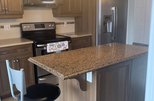 Saint Hyacinthe Apartment | Apartment with Hot Tub and Backyard. Free Parking.
