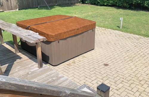 Saint Hyacinthe Apartment | Apartment with Hot Tub and Backyard. Free Parking.