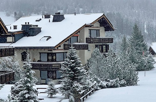Lenzerheide Apartment | Apartment with ski-in/ski-out access and fireplace