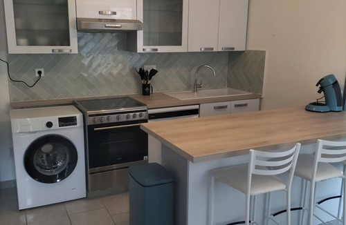 Quartier du vieux cimetiere Apartment | Apartment with courtyard, ideally located. Neatly decorated.