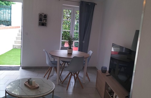 Quartier du vieux cimetiere Apartment | Apartment with courtyard, ideally located. Neatly decorated.