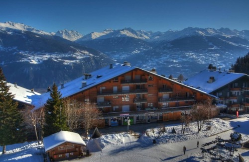 Anzere Apartment | Apartment with entrance, 2 bedrooms with 2 single beds each, 1 bathroom and 1 separate WC. Very big