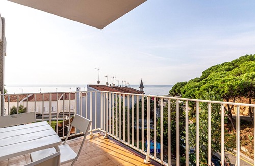 Sant Pol De Mar Apartment | Apartment with sea views and beach access