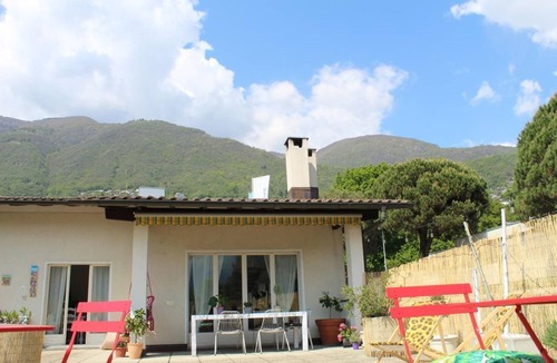 Minusio Apartment | Apartment with flowered terrace, close to the lake