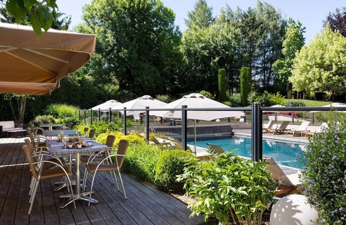 Ferney-Voltaire Apartment | Apartment with pool/park view
