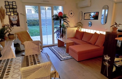 L'Hay-les-Roses Apartment | Apartment with terrace and private garden