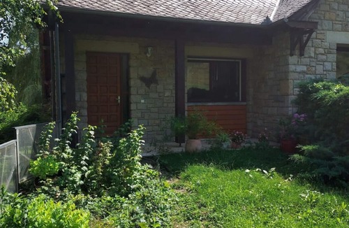 Espalion Apartment | Apartment with garden, located at the entrance to Espalion.