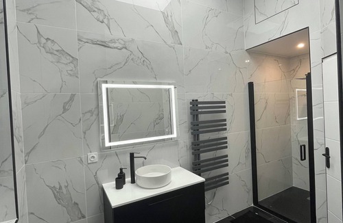 Quartier Vieux Marche-Cathedrale Apartment | Apartment with jacuzzi | La Perle Noire