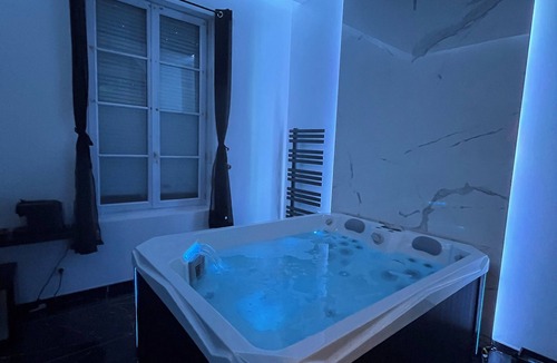 Quartier Vieux Marche-Cathedrale Apartment | Apartment with jacuzzi | La Perle Noire