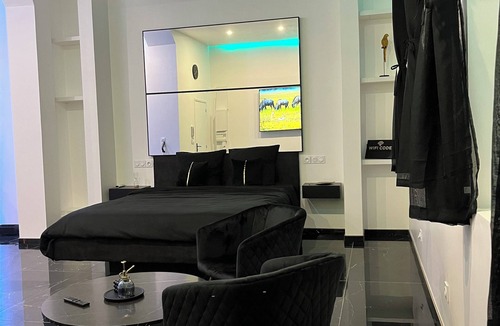 Quartier Vieux Marche-Cathedrale Apartment | Apartment with jacuzzi | La Perle Noire