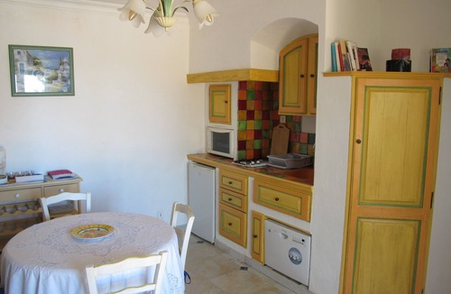 Lauris Cottage | Apartment with large terrace and pool access
