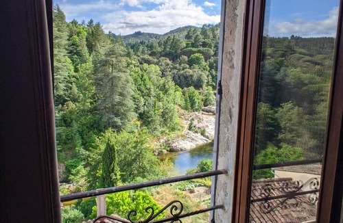 Lasalle Apartment | Apartment with panoramic terrace and river access