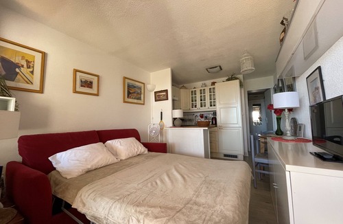 Plage de la Garonnette Apartment | Apartment with pool and sea view