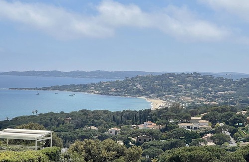 Plage de la Garonnette Apartment | Apartment with pool and sea view