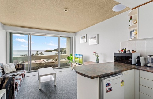 Manly Apartment | Apartment with Pool Access, a minute to the Beach