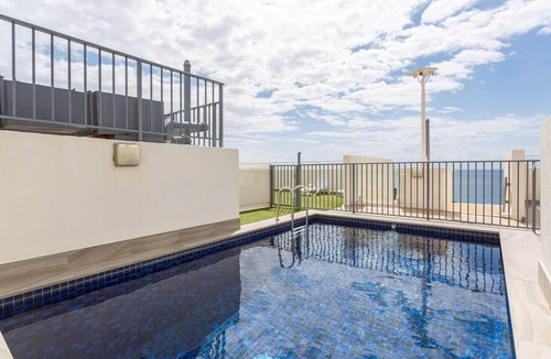 Manly Apartment | Apartment with Pool Access, a minute to the Beach
