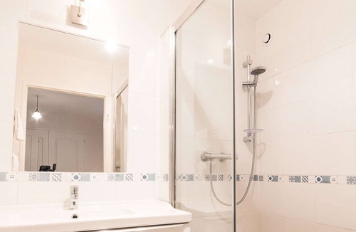 Bucheres Apartment | Apartment with Pool + garden + parking