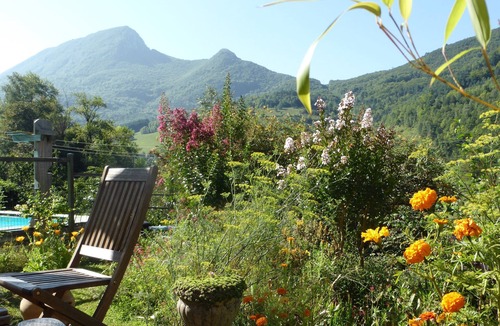 Arnave Apartment | Apartment with pool near to the Ariege valleys
