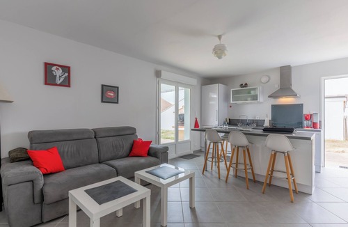 Mimizan-Plage Apartment | Apartment with Private Terrace & Shared Garden