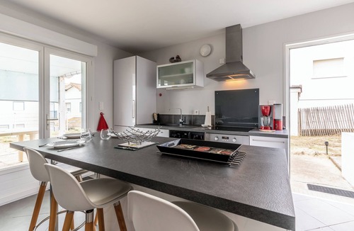 Mimizan-Plage Apartment | Apartment with Private Terrace & Shared Garden