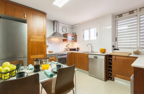Canet de Mar Apartment | Apartment with Sea View, Shared Saltwater Pool, and Wi-Fi