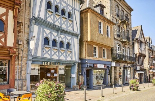 Ploumagoar Apartment | Apartment with Secure Parking