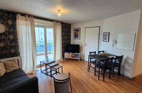 Ploumagoar Apartment | Apartment with Secure Parking