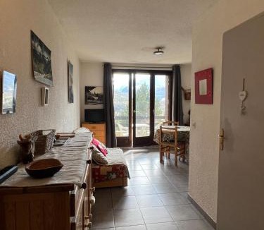 Barcelonnette Apartment | Apartment with stunning mountain views