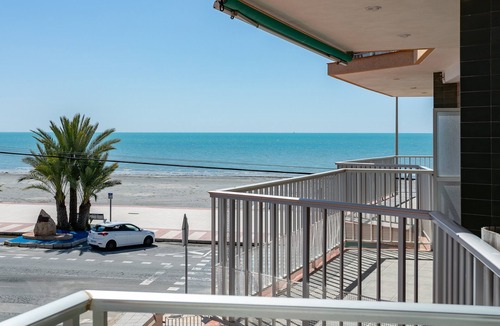 Santa Pola Apartment | Apartment with Stunning Sea Views, Balcony and Wi-Fi