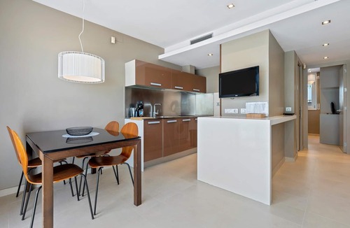Torredembarra Apartment | Apartment with terrace facing beach and near train