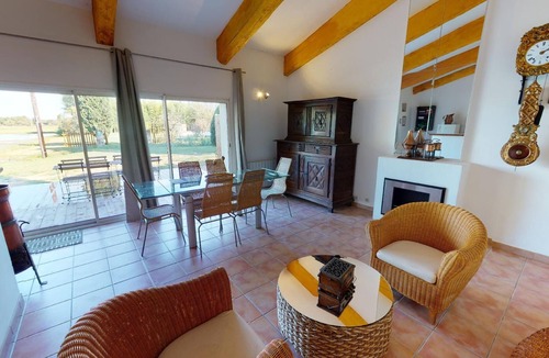 Saint-Gilles Apartment | Apartment with terrace and swimming pool in the heart of the Camargue