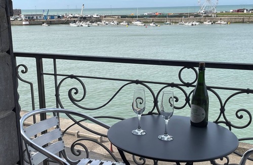 Le Treport Apartment | Apartment with terrace for 4 with a magnificent view of the port of Tréport