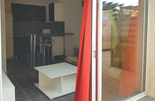 Uchaud Apartment | Apartment with terrace and private parking between sea and Camargue