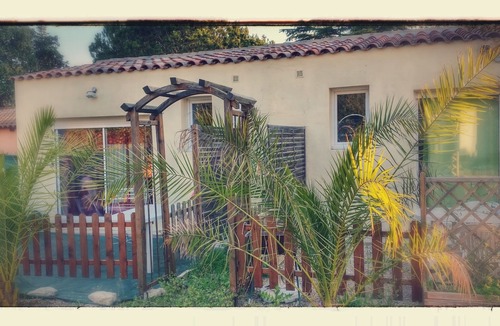 Uchaud Apartment | Apartment with terrace and private parking between sea and Camargue