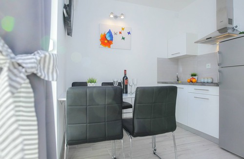 Zrce Apartment | Apartment with Terrace and Free WiFi