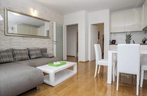 Novalja Apartment | Apartment with Terrace and Free WiFi