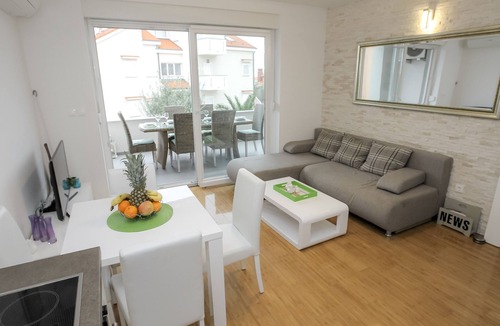 Novalja Apartment | Apartment with Terrace and Free WiFi