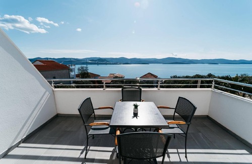 Komarna Apartment | Apartment with view of the water