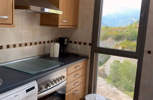 Latas Apartment | Apartment with views of the Pyrenees with free Wifi and Netflix