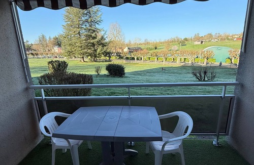 La Roche-Posay Apartment | Apartment with WIFI and Pets Allowed, Near Thermal Baths in La Roche-Posay