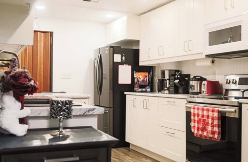 West Deane Park Apartment | ApartmentnHigh End 6 people Apartment Etobicoke
