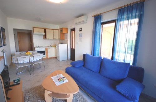 Njivice Apartment | Apartments Andrea by El-Pi Tours