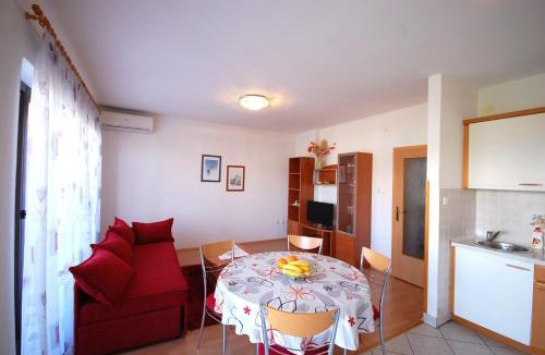 Njivice Apartment | Apartments Andrea by El-Pi Tours