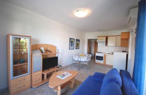 Njivice Apartment | Apartments Andrea by El-Pi Tours