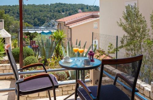 Cove Osibova (Milna) Apartment | Apartments Babic