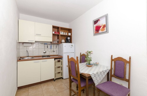 Pokrivenik Apartment | Apartments Dinko (37851-A1) - Gdinj - island Hvar